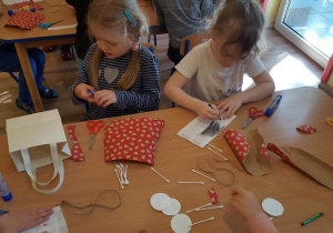 Dzieci projektują ekotorby.
